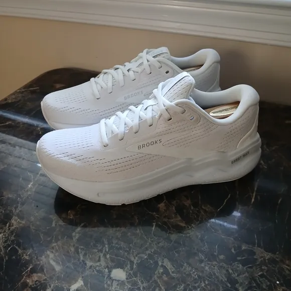Brooks Ghost Max 2 Comfort/Running Medical Field Shoes Size 9 for Women