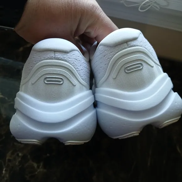 Brooks Ghost Max 2 Comfort/Running Medical Field Shoes Size 9 for Women