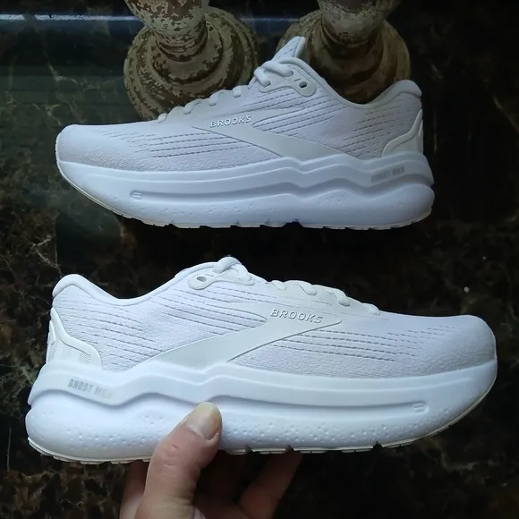 Brooks Ghost Max 2 Comfort/Running Medical Field Shoes Size 9 for Women
