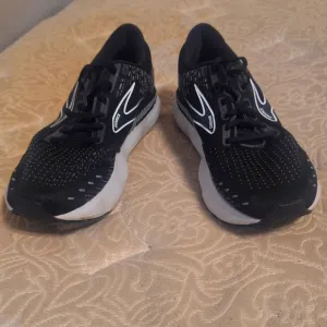 Brooks Glycerin GTS men's athletic shoes in a size 9.5W. Pre-loved in great shap