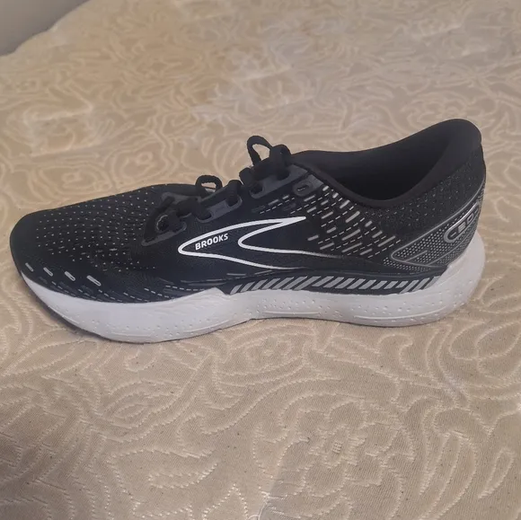 Brooks Glycerin GTS men's athletic shoes in a size 9.5W. Pre-loved in great shap