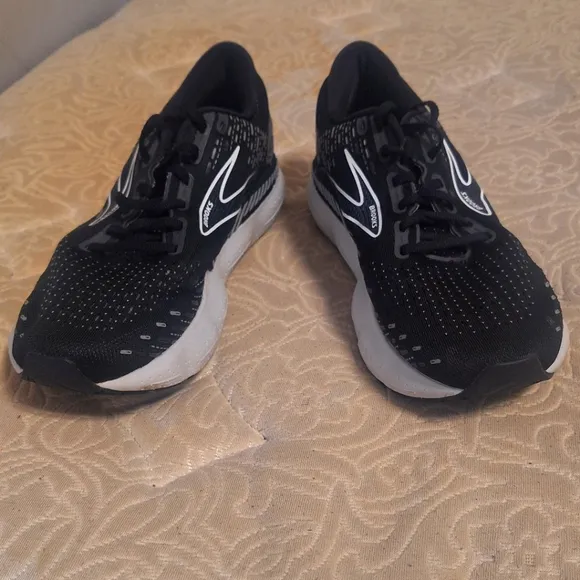 Brooks Glycerin GTS men's athletic shoes in a size 9.5W. Pre-loved in great shap