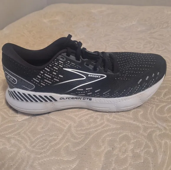 Brooks Glycerin GTS men's athletic shoes in a size 9.5W. Pre-loved in great shap
