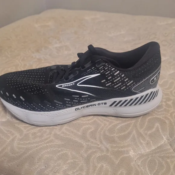Brooks Glycerin GTS men's athletic shoes in a size 9.5W. Pre-loved in great shap