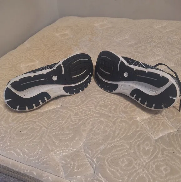 Brooks Glycerin GTS men's athletic shoes in a size 9.5W. Pre-loved in great shap