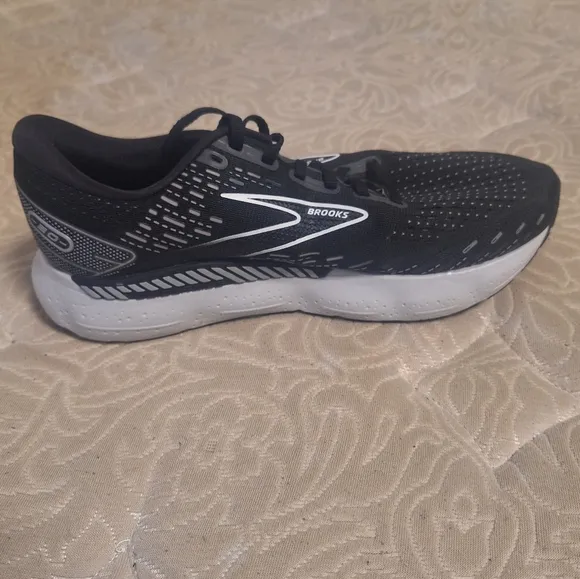 Brooks Glycerin GTS men's athletic shoes in a size 9.5W. Pre-loved in great shap