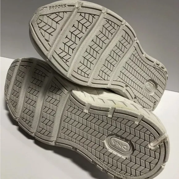 Brooks Women’s Addiction Walker 2, White Walking Shoes, Size 8 Extra Wide