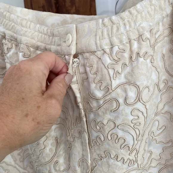 Carmen Marc Valvo cream embroidered pencil skirt elegant timeless wedding size 6