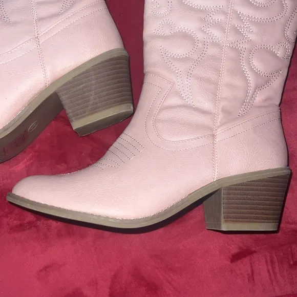 Charles Albert Women's Embroidered Modern Western Cowboy Boot.  Size 8.  NWOT.