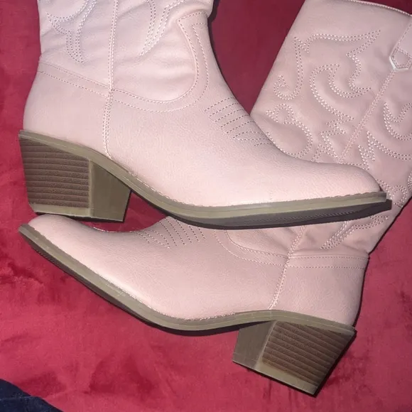 Charles Albert Women's Embroidered Modern Western Cowboy Boot.  Size 8.  NWOT.