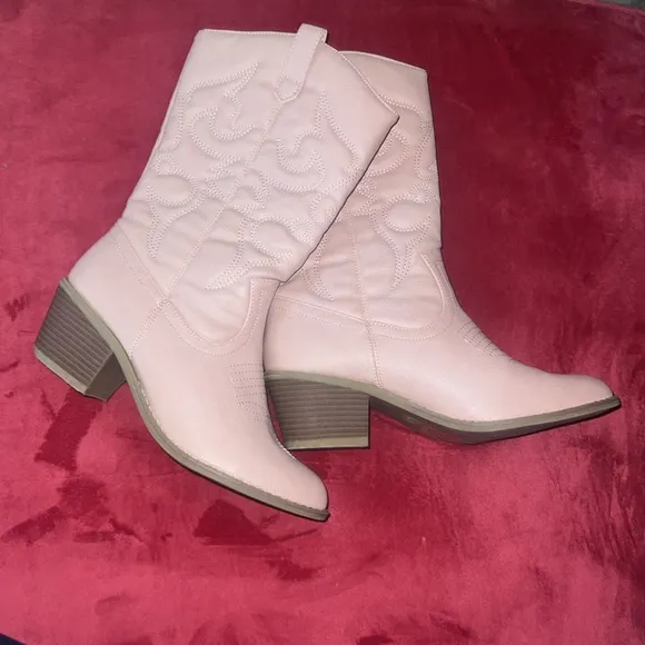 Charles Albert Women's Embroidered Modern Western Cowboy Boot.  Size 8.  NWOT.