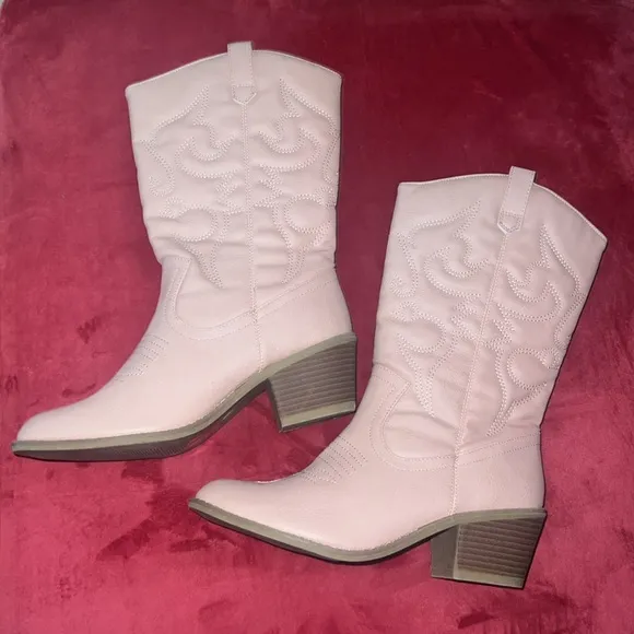 Charles Albert Women's Embroidered Modern Western Cowboy Boot.  Size 8.  NWOT.