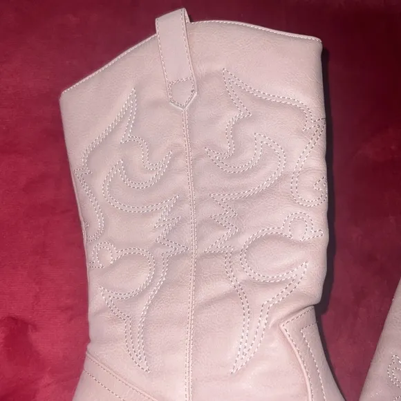 Charles Albert Women's Embroidered Modern Western Cowboy Boot.  Size 8.  NWOT.