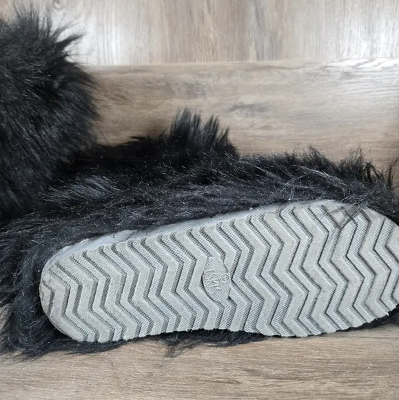 Chic Furry Black Boots