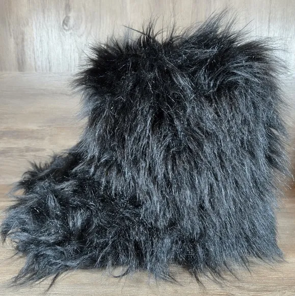 Chic Furry Black Boots