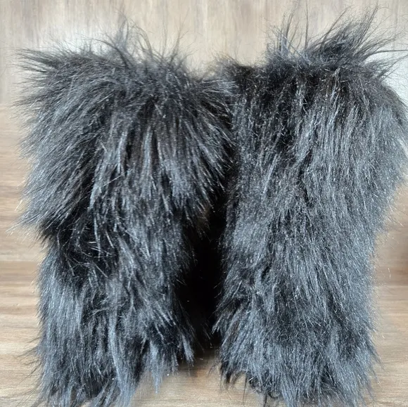 Chic Furry Black Boots