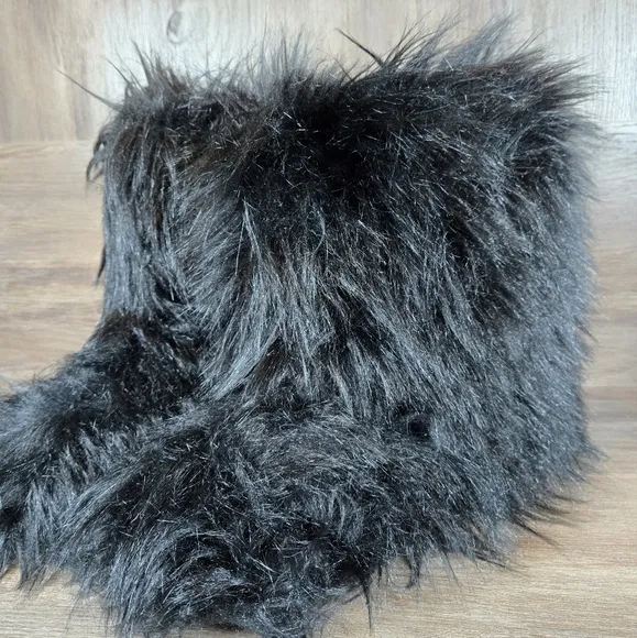 Chic Furry Black Boots