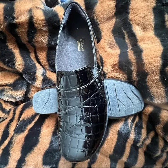 Clarks 8.5M Slip On Black Pattern Croc Shoes NWOB. Floor Sample