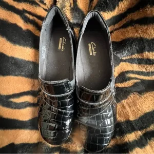 Clarks 8.5M Slip On Black Pattern Croc Shoes NWOB. Floor Sample