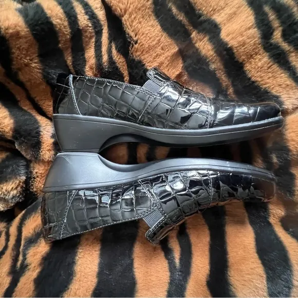 Clarks 8.5M Slip On Black Pattern Croc Shoes NWOB. Floor Sample