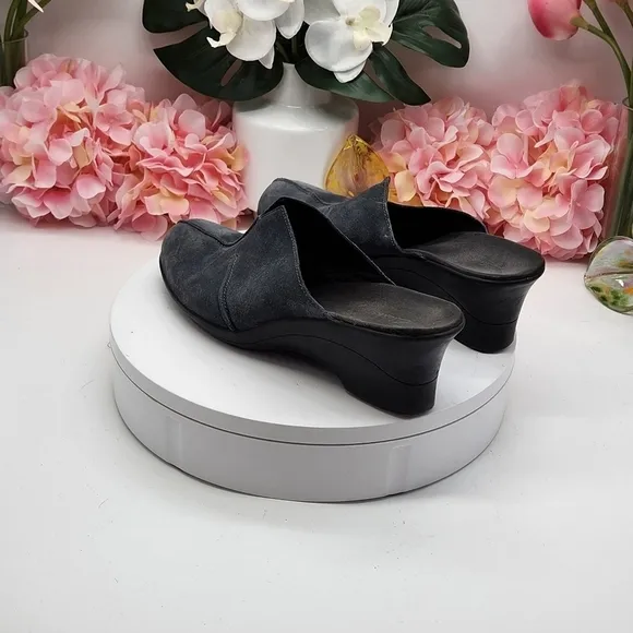 Clarks Suede Wedge Clogs  Womens Size 10 Mules Slip On Casual Shoes Indigo Blue