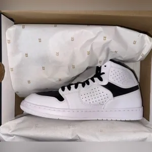 Classic Black and White Athletic Shoes with Breathable Design