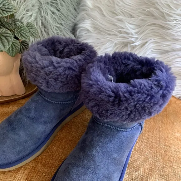 Classic II Short Navy Uggs