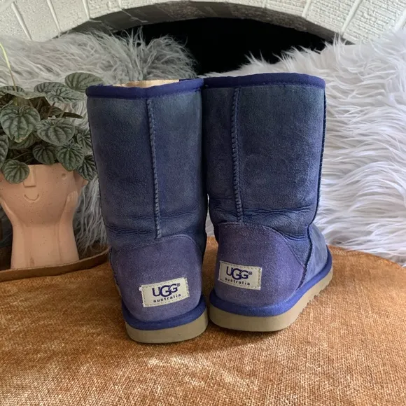 Classic II Short Navy Uggs
