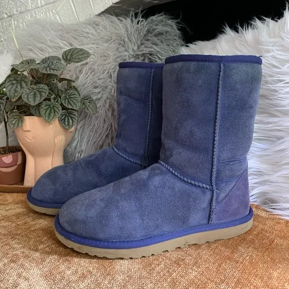 Classic II Short Navy Uggs