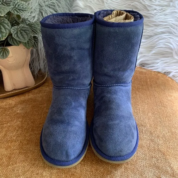 Classic II Short Navy Uggs