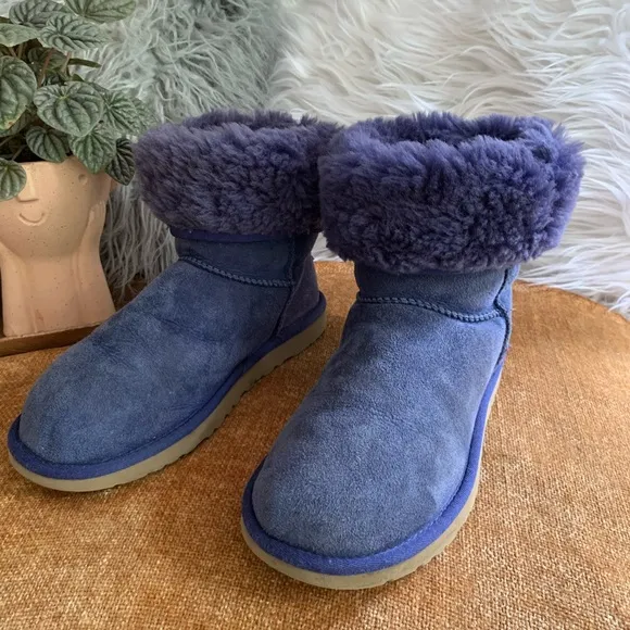 Classic II Short Navy Uggs