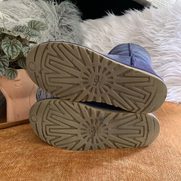 Classic II Short Navy Uggs