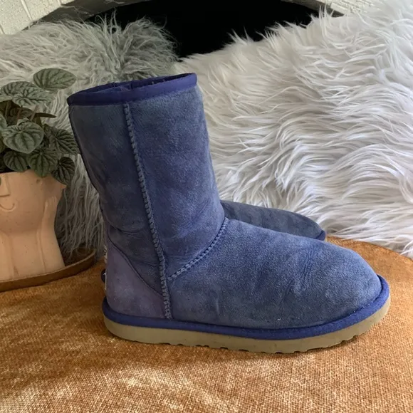 Classic II Short Navy Uggs