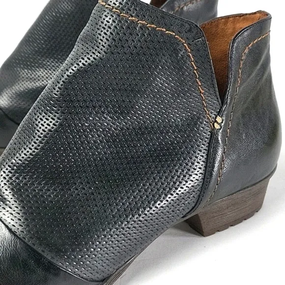 Cobb Hill Rockport Gratasha Black Perforated Leather Side Zip V Cut Ankl…