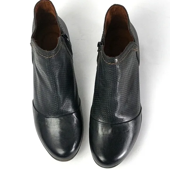 Cobb Hill Rockport Gratasha Black Perforated Leather Side Zip V Cut Ankl…
