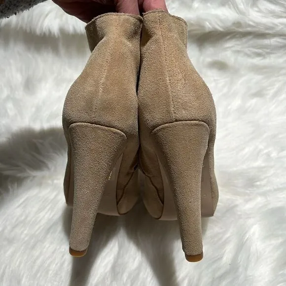 Colin Stuart Victoria secret Tan Suede Fashion show boots Size 8.5.  B76