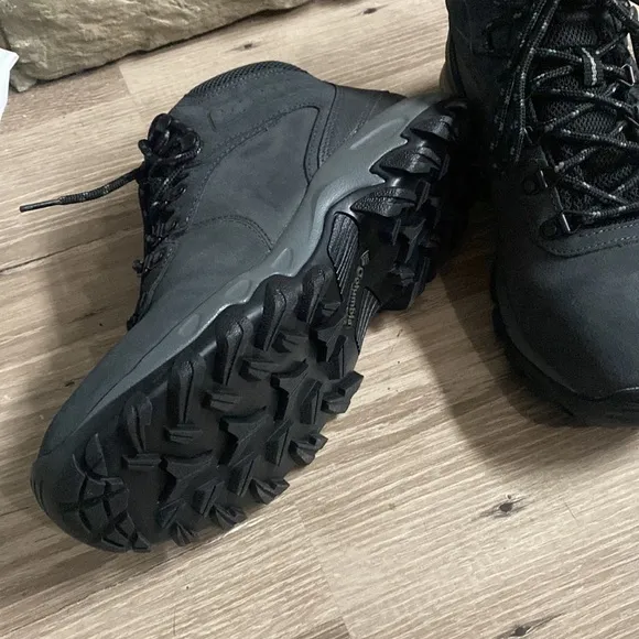 Columbia hiking boots/8