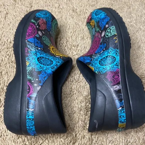 Crocs Girls Abstract Pattern Dual Comfort Waterproof Shoes Size 4
