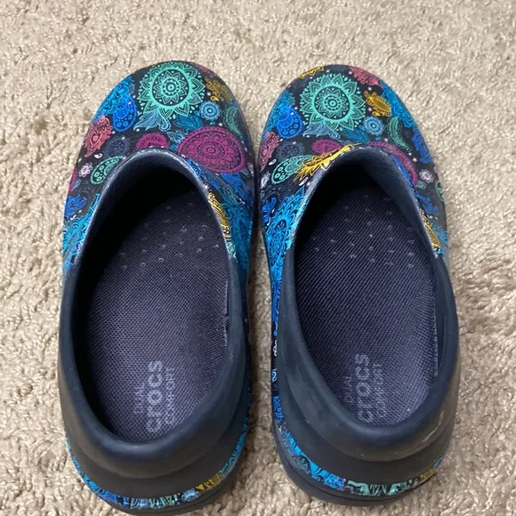 Crocs Girls Abstract Pattern Dual Comfort Waterproof Shoes Size 4