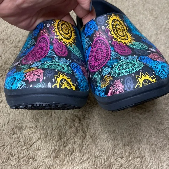 Crocs Girls Abstract Pattern Dual Comfort Waterproof Shoes Size 4