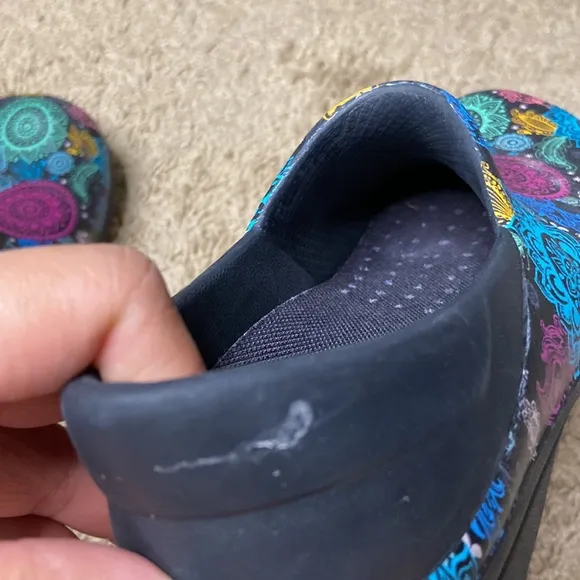 Crocs Girls Abstract Pattern Dual Comfort Waterproof Shoes Size 4