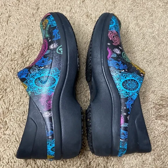 Crocs Girls Abstract Pattern Dual Comfort Waterproof Shoes Size 4