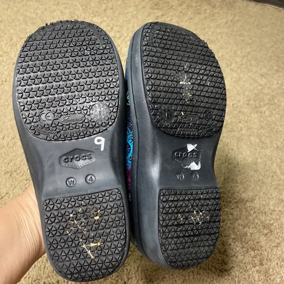 Crocs Girls Abstract Pattern Dual Comfort Waterproof Shoes Size 4