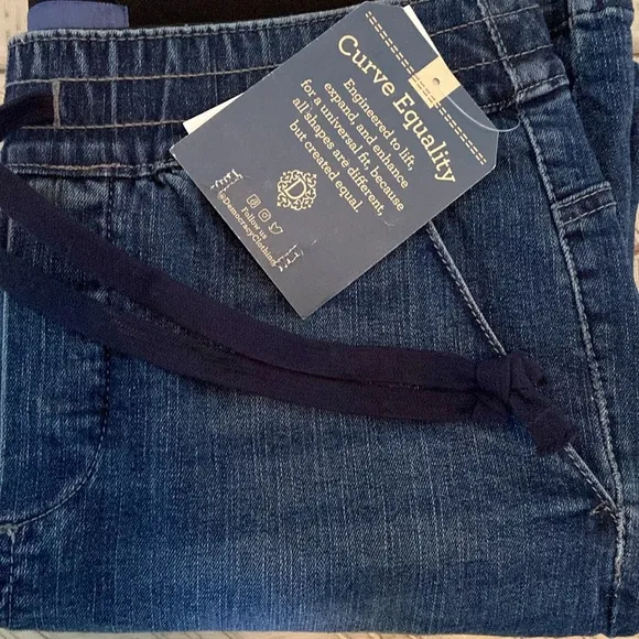 Democracy Ableisure Pull On Rolled Cuff Denim Shorts Midtone Blue Size 4