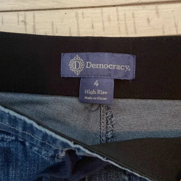 Democracy Ableisure Pull On Rolled Cuff Denim Shorts Midtone Blue Size 4