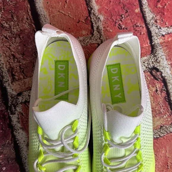DKNY Women's Ashley Lace Up Lightweight Slip on Comfort Sneaker size 11 new