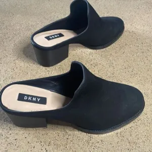 DKNY Times Black Nubuck Suede Stacked Heel Slip On Mules sz 8.5