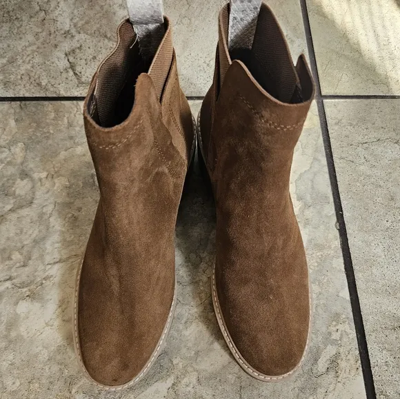 Dolce Vita Suede Waterproof Ankle Boots - Huey H20 women's size 8.5.