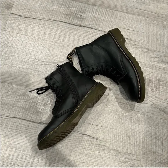 DR MARTEN DOC’S JUNIOR 1460 J SOFTY T LEATHER LACE UP BOOTS Size 4