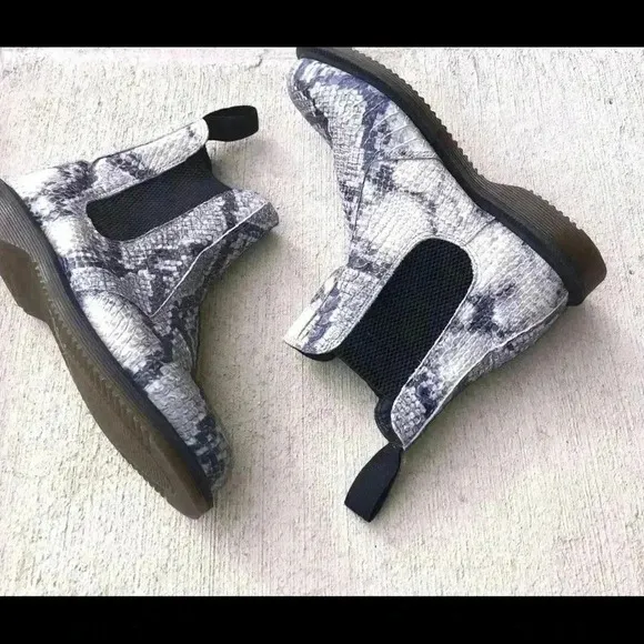 Dr Martens Women Flora Chelsea Ankle Boots Size 5 Light Gray Snake Print